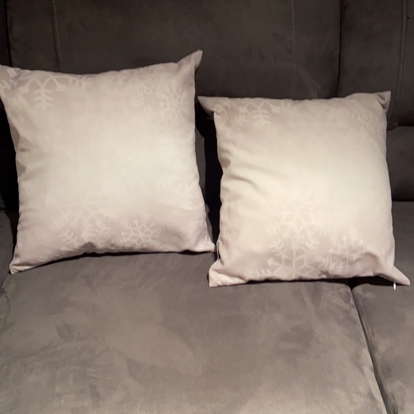 Set of 2 snowflake holiday pillows 15” x 15” - Picture 5 of 5